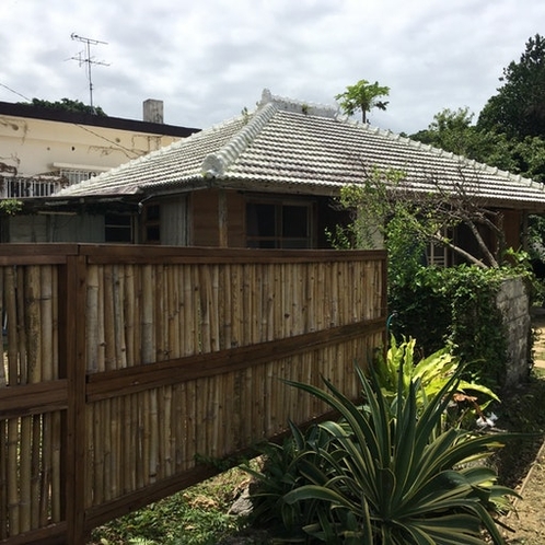 竹の生垣が目印の白屋根の古民家