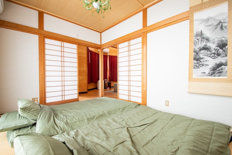 Gorgeous Japanese style room with paper sliding do
