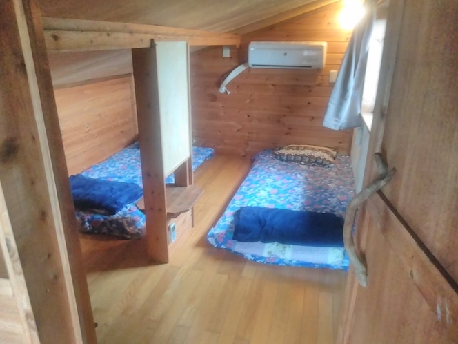 寝室3 2階屋根裏部屋といった感じです。こちらは冷房専用エアコン、暖房はオイルヒーターです。