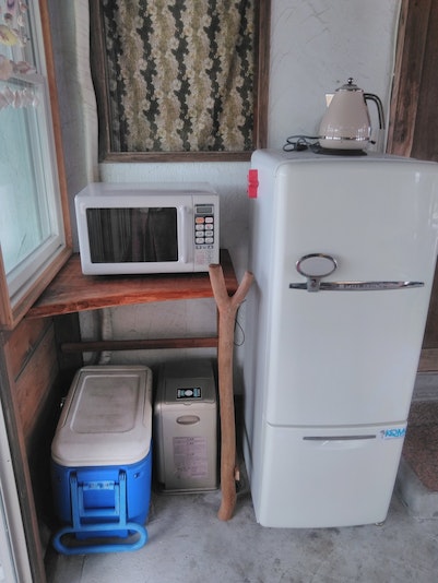冷蔵庫、電子レンジ、湯沸かし、カセットコンロ、ファンヒーター、扇風機、大型クーラーボックスがあります