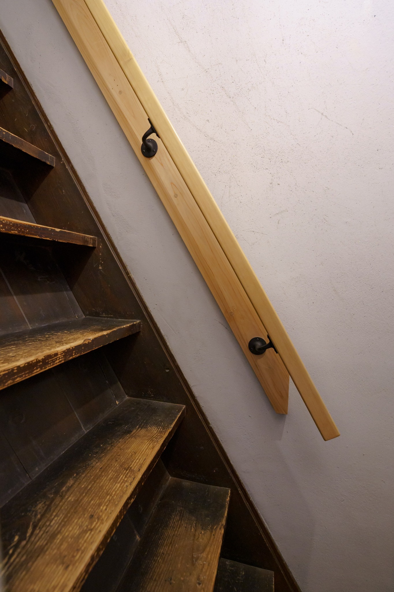 昔ながらの急な階段です。ご注意ください。