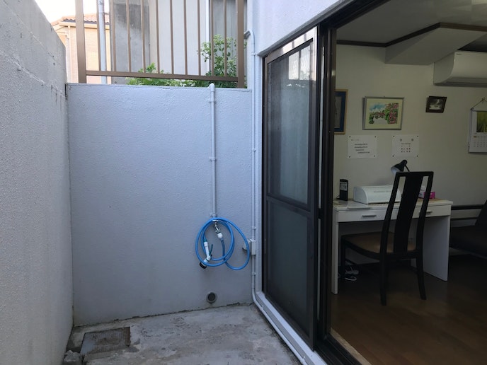 1階奥のドライエリア(右)