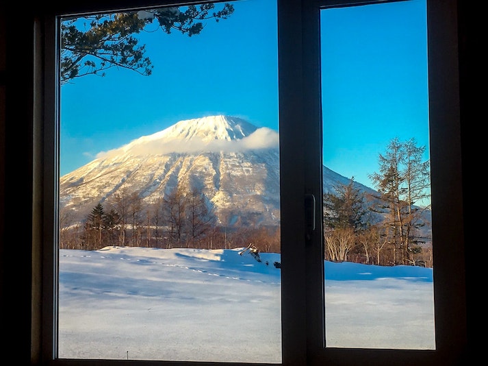 窓から羊蹄山が見えます