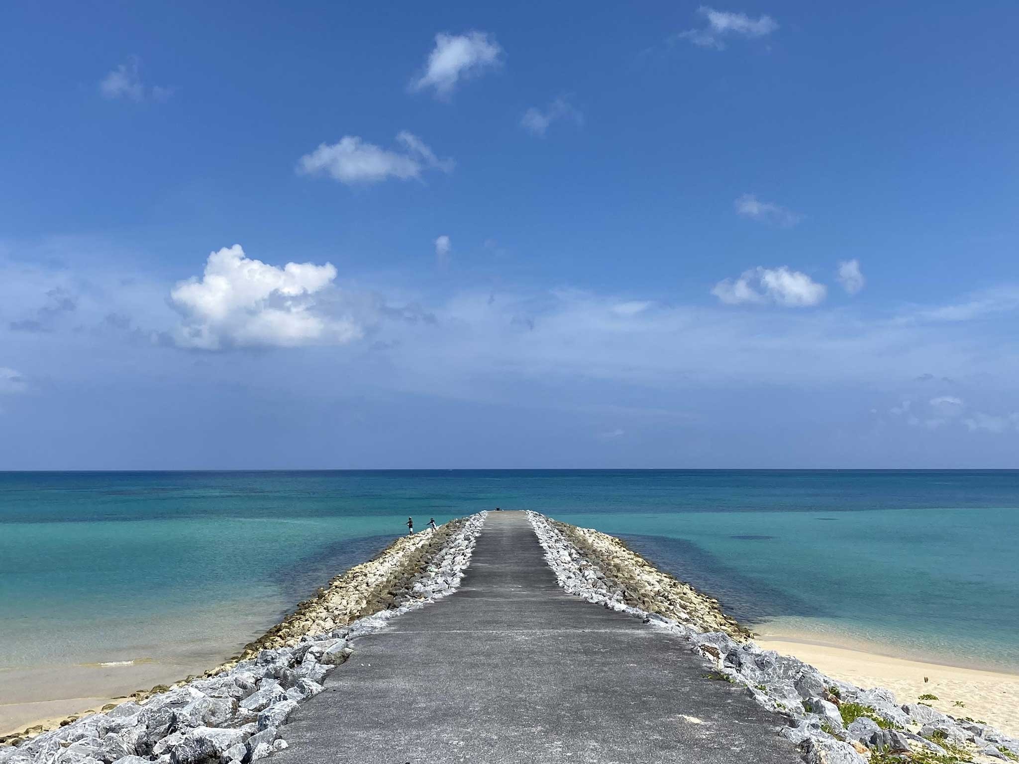 ・【景観】根路銘海岸を一人占めできそうな、心まで澄みわたるような海と空