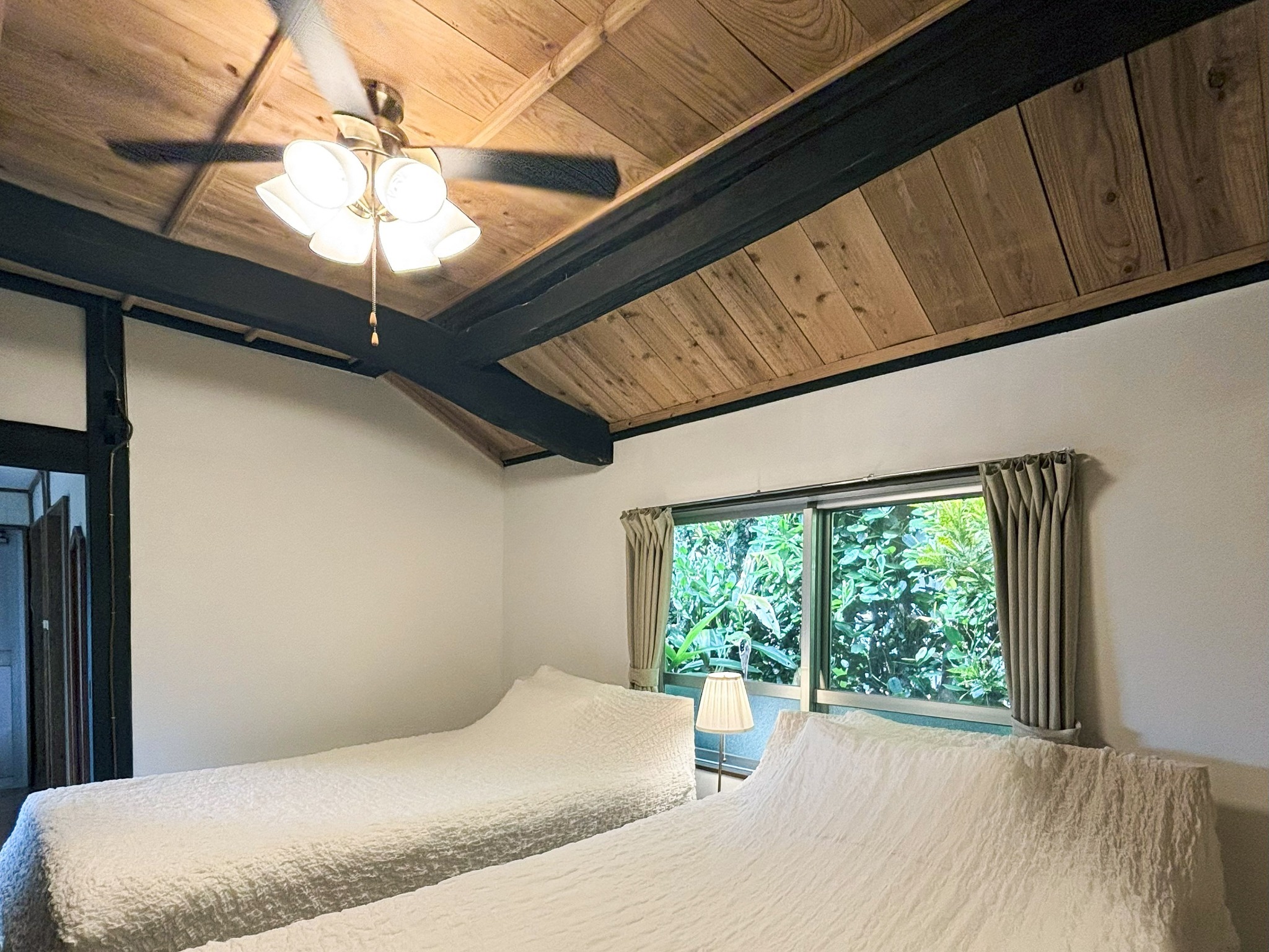 ・【二番裏座】シングルベッド2台。シーリングファン照明設置。