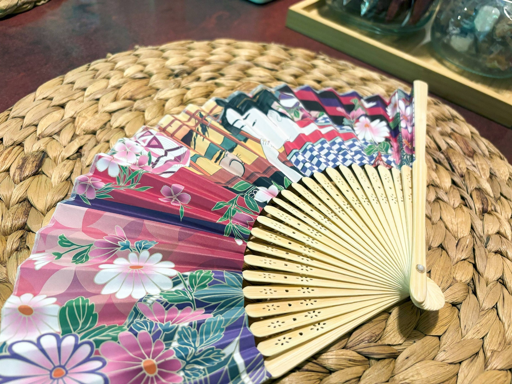 ・【アメニティ】和テイストの扇子もご用意いたしております