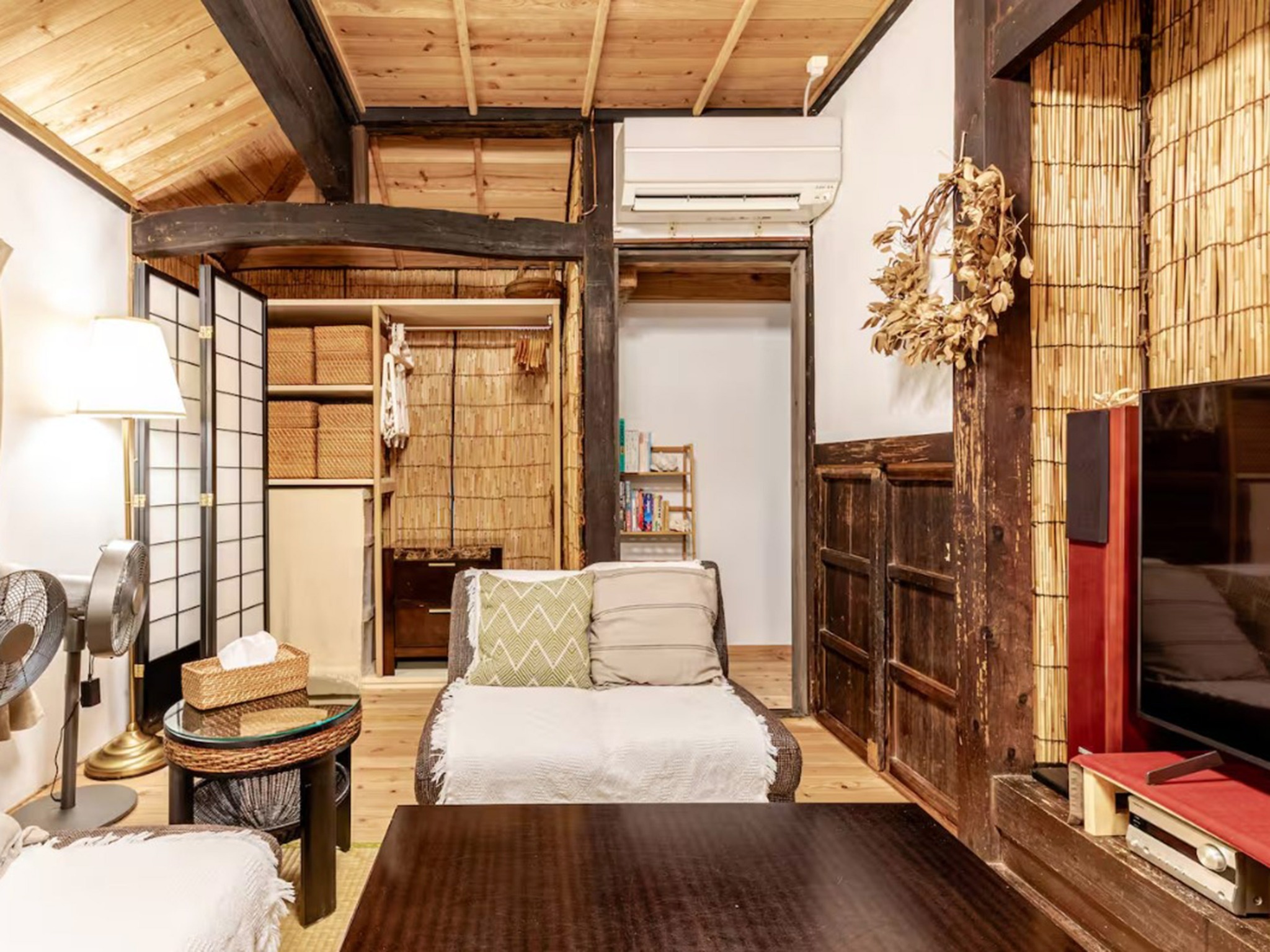 ・【一番裏座】大画面テレビやAVアンプ、フロントスピーカー完備。映画やゲームも楽しめます