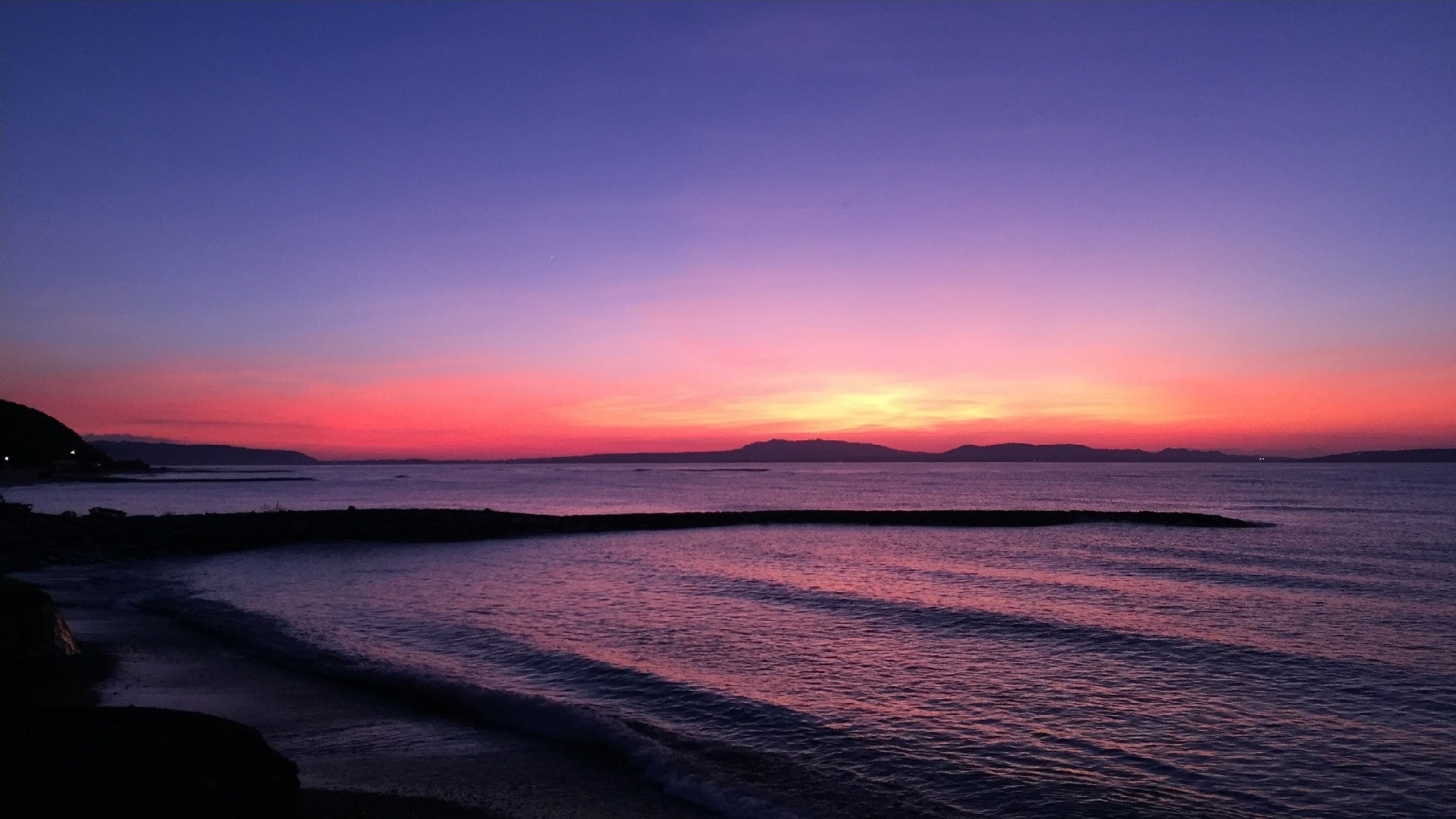 ・【景観】遥かに島影が溶けてゆく海暮れる刻。紫から橙へと染まる根路銘海岸