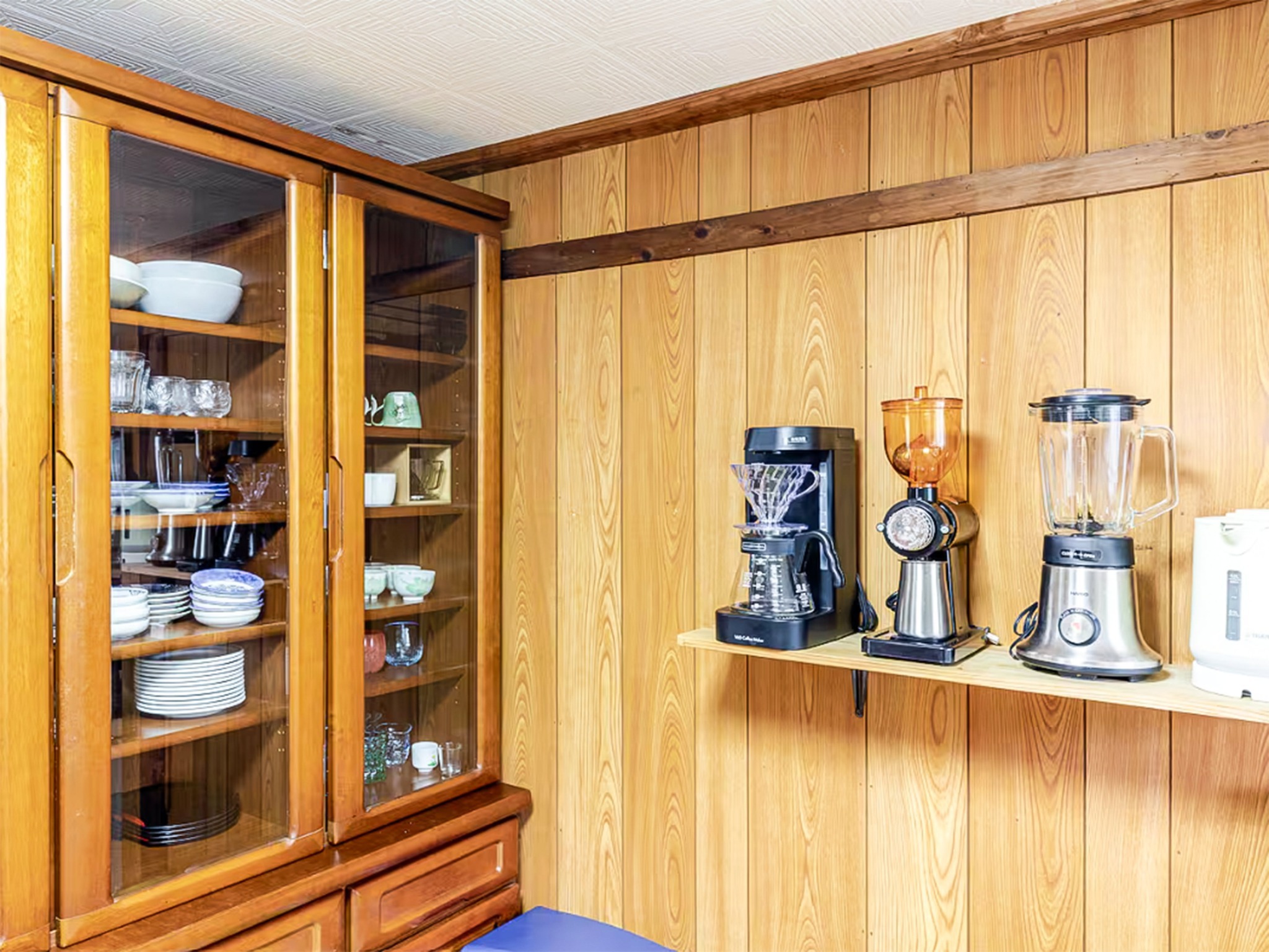 ・【キッチン】棚には食器も豊富にご用意。コーヒーミルやミキサー、電気ケトルもあるので長期滞在にも最適