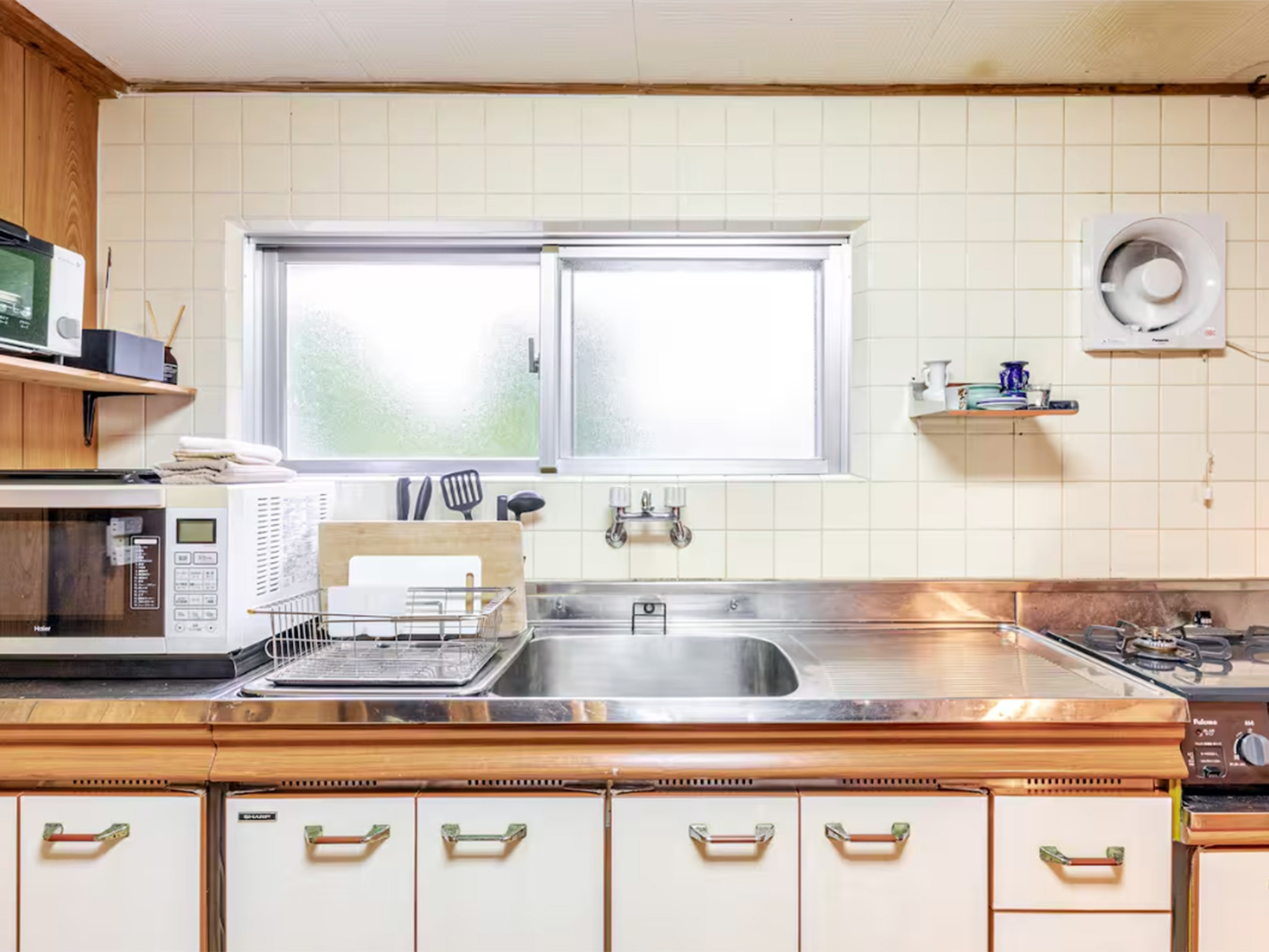 ・【キッチン】2口コンロや電子レンジ、オーブントースター完備のフルキッチンを完備