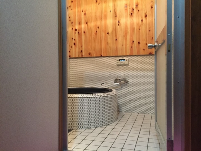 長州風呂は共用です。浴室内に浴室暖房完備。