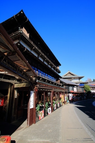 初詣で有名な成田山新勝寺までは、車で車で1時間。参道には、古い町並みが続きます。