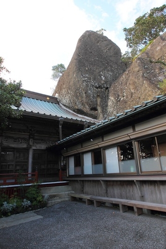 大きな岩がお寺の本堂に覆いかぶさっている三石山観音寺は穴場スポットです。1時間20分。