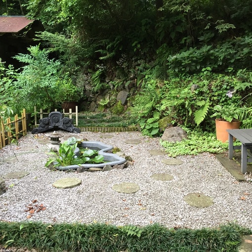 敷地内の自作の日本庭園