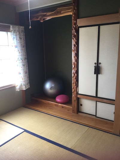 2階の6畳(約10m2)の和室に泊まっていただきます。定員は2名です。北海道の天然木で作った珍しい床