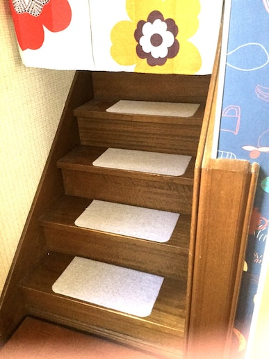 宿泊室は2階です。階段を上がります。ペットの滑り防止のカーペットをひいています。