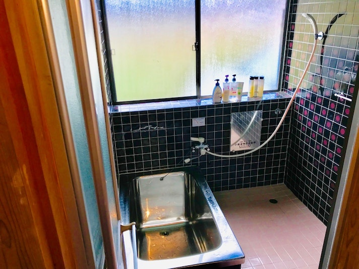 浴室はシャンプー、コンディショナー、ボディーソープ完備。懐かしい在来工法で清潔なステンレス浴槽です。