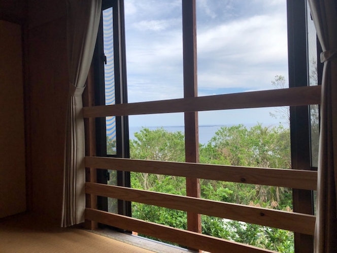 2の宿泊室からは朝日や神の島久高島が見えます