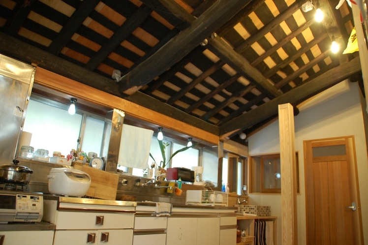 黒くいぶされた天井が印象的なキッチン