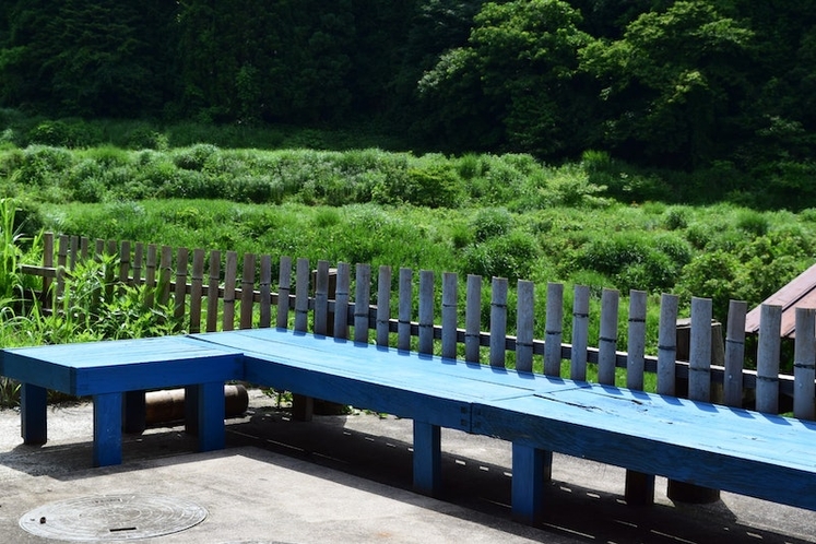 石垣の上にる竹の柵。ベンチに座って見下ろしても気持ち良い。