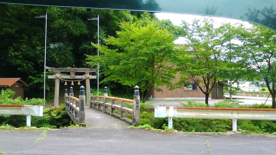 近くの八幡神社。鳥居をくぐると階段。天辺にひっそりとお社があります