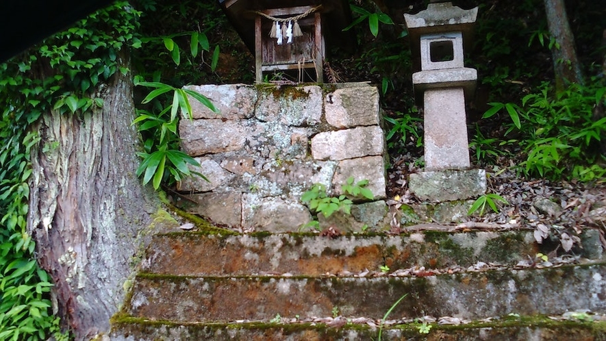 分かれ道脇に祇園さん。日本の小さなお祈り場所