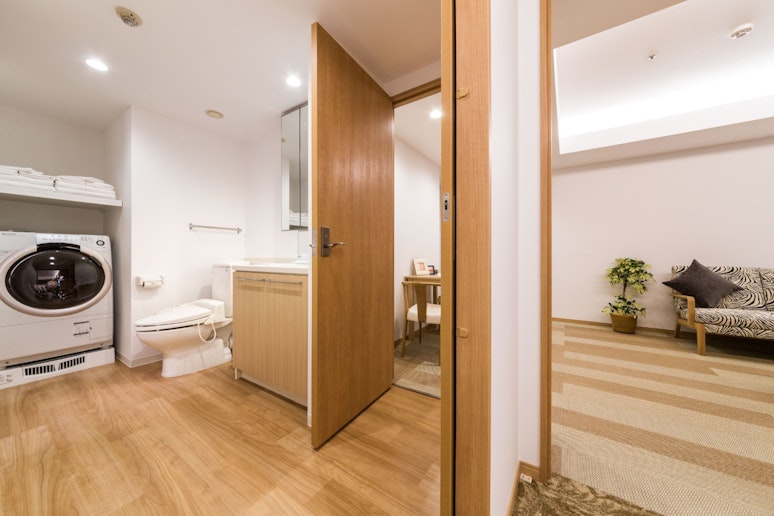 バスルームはリビングとベッドルームに繋がっています