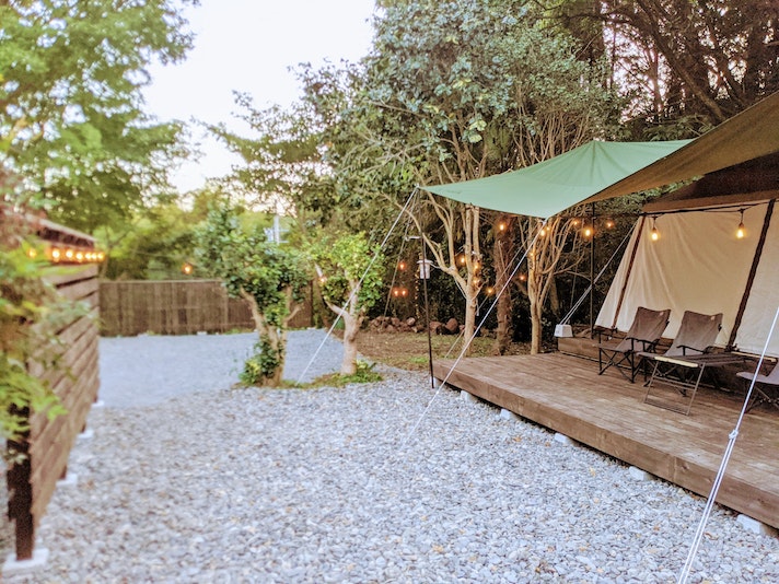 広い庭にはウッドデッキにテントを設置しておりグランピング気分も味わえます。
