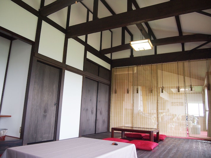 雰囲気のあるリビングでおくつろぎください!