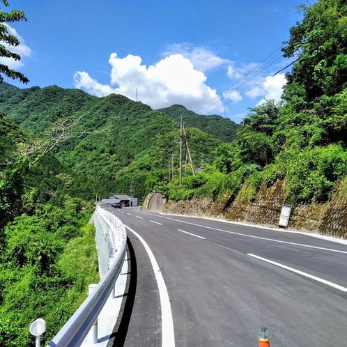 この真ん中右上にあがる道の先に宿あり。