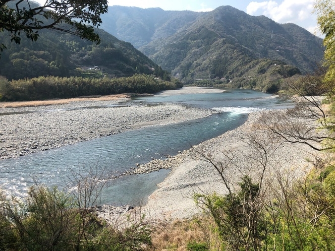 目の前は仁淀川です