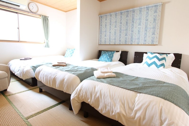 1階和室には1台、シングルベッド2台