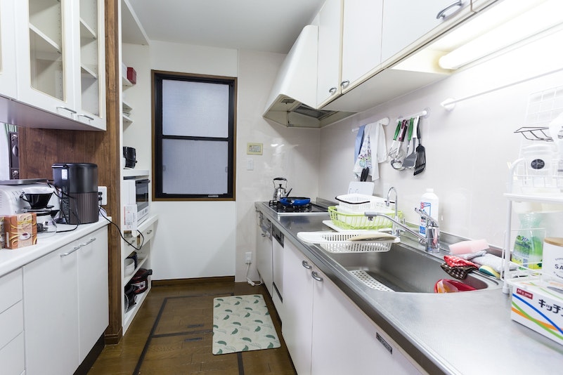 1階キッチンには電子レンジ、炊飯器などすべての調理用具が揃っています。