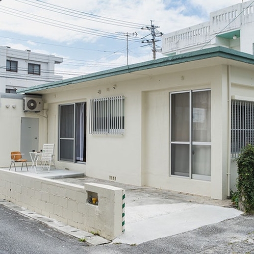 住宅街にある沖縄の典型的な一戸建住宅です テラス付き　無料駐車場付き／One-story house