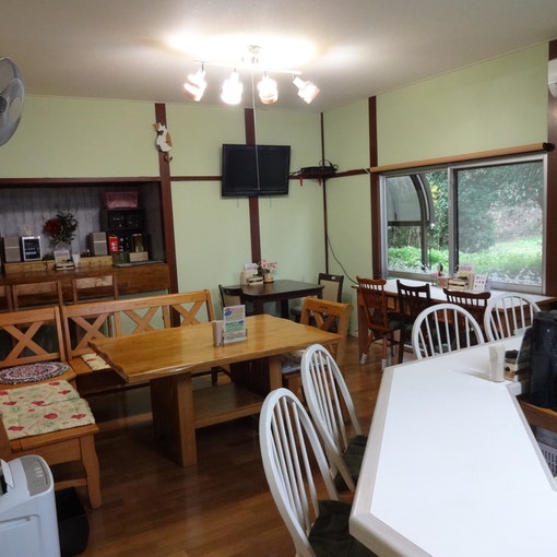 １階にはカフェを併設。歴史公園の森の緑を眺めながら、朝食・コーヒーをどうぞ！