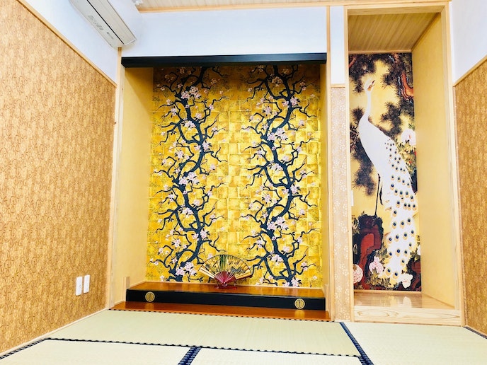 床の間とお部屋の象徴的孔雀の、壁紙です!