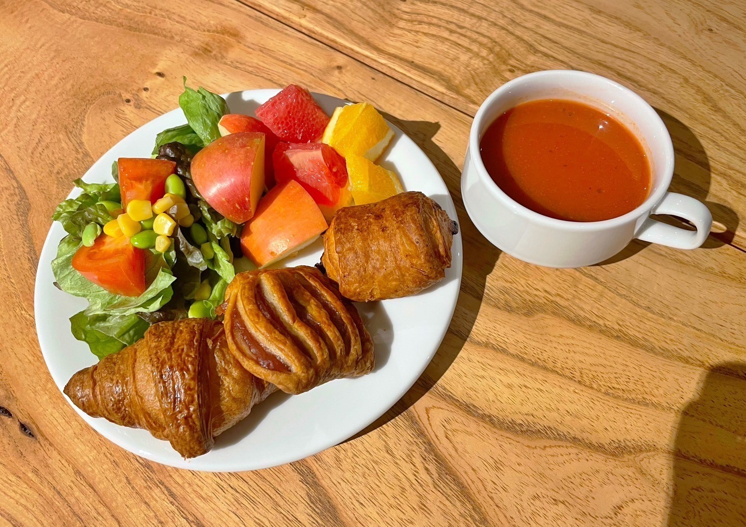 焼き立てパンと季節のフルーツ、ドリンクを合わせた軽朝食(お持帰り用のBOXもご用意しております）