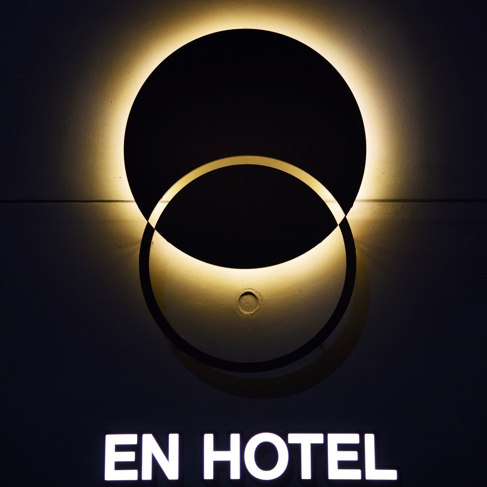 ＥＮ　ＨＯＴＥＬ　ＬＯＧＯのサイネージ（夜）