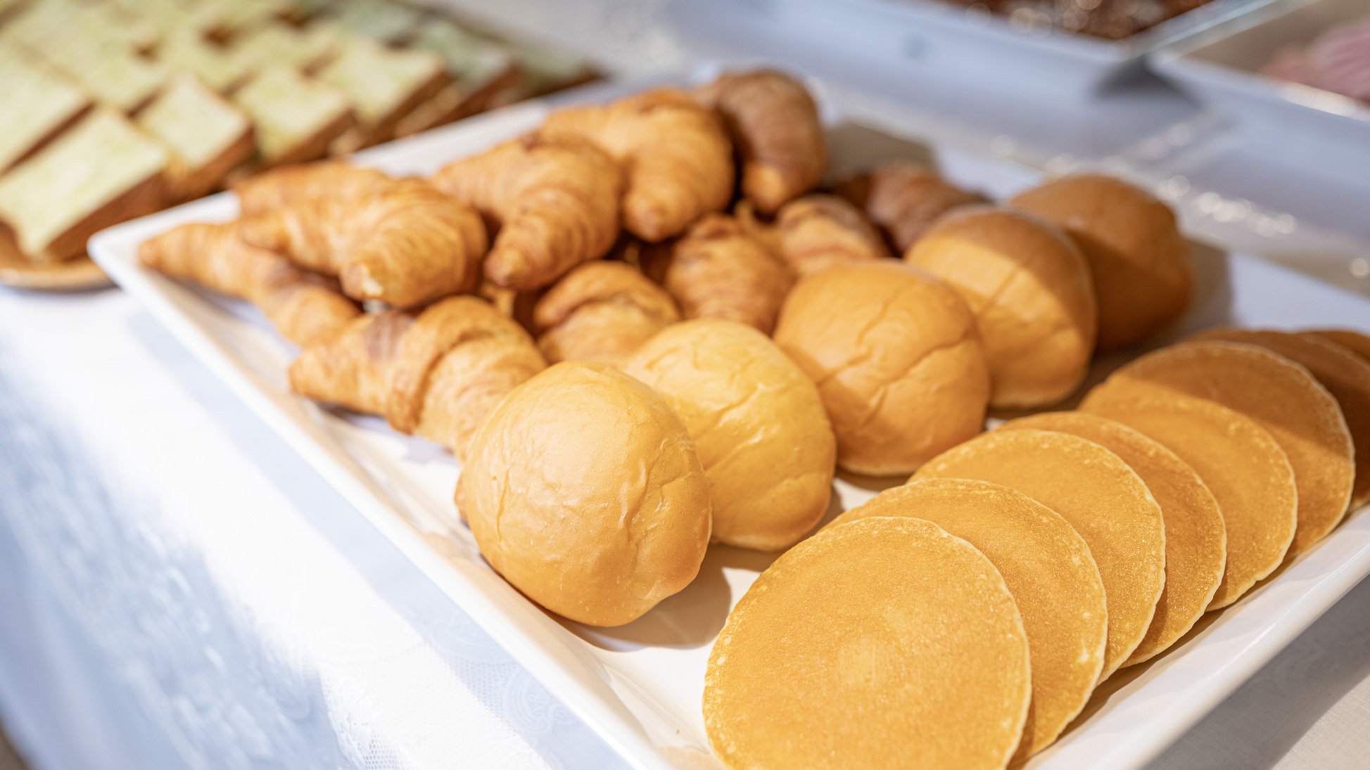 ■8時チェックアウトでお得にステイ！■〜和洋バイキング朝食や無料ドリンク等のサービスあり！〜