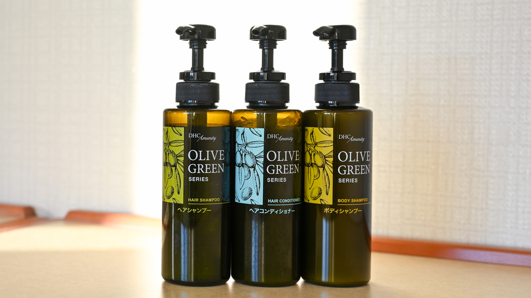 DHCのバスアメニティをご用意しています。アメニティバーに他メーカーのシャンプー類もございます。