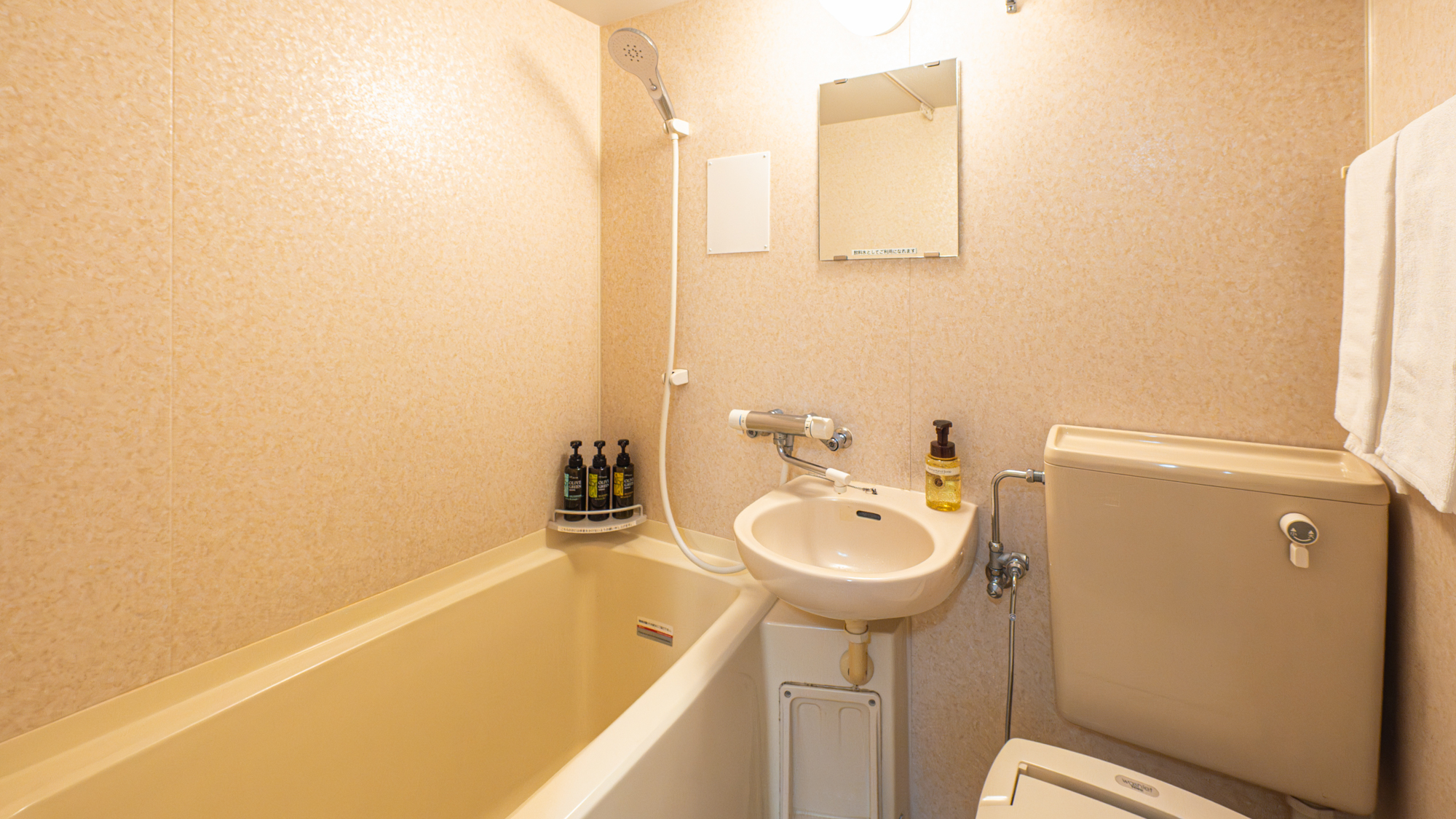 デラックスツインルームのバスルーム。シャワーヘッドはReFaをご用意