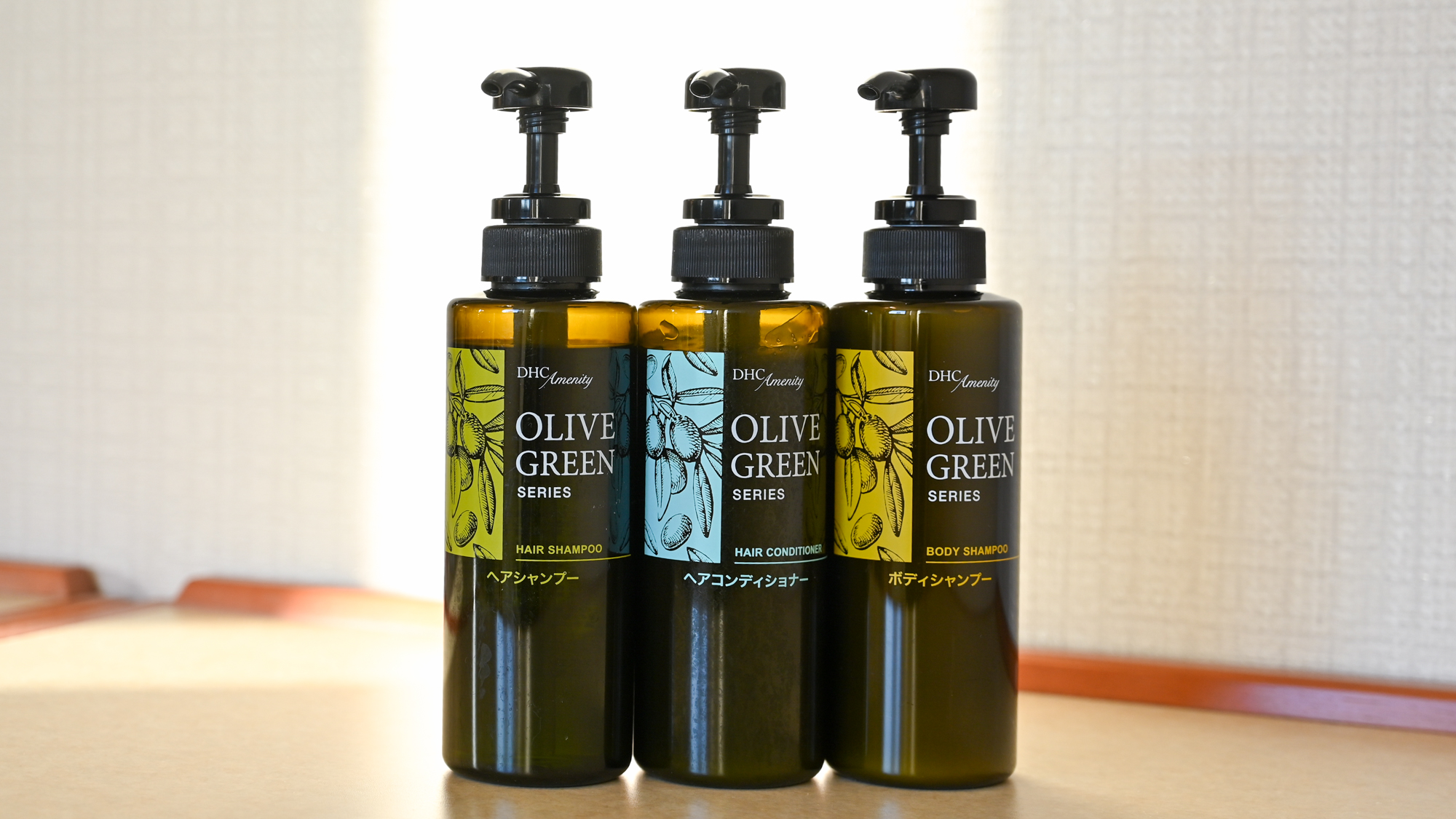 DHCのバスアメニティをご用意しています。アメニティバーに他メーカーのシャンプー類もございます。