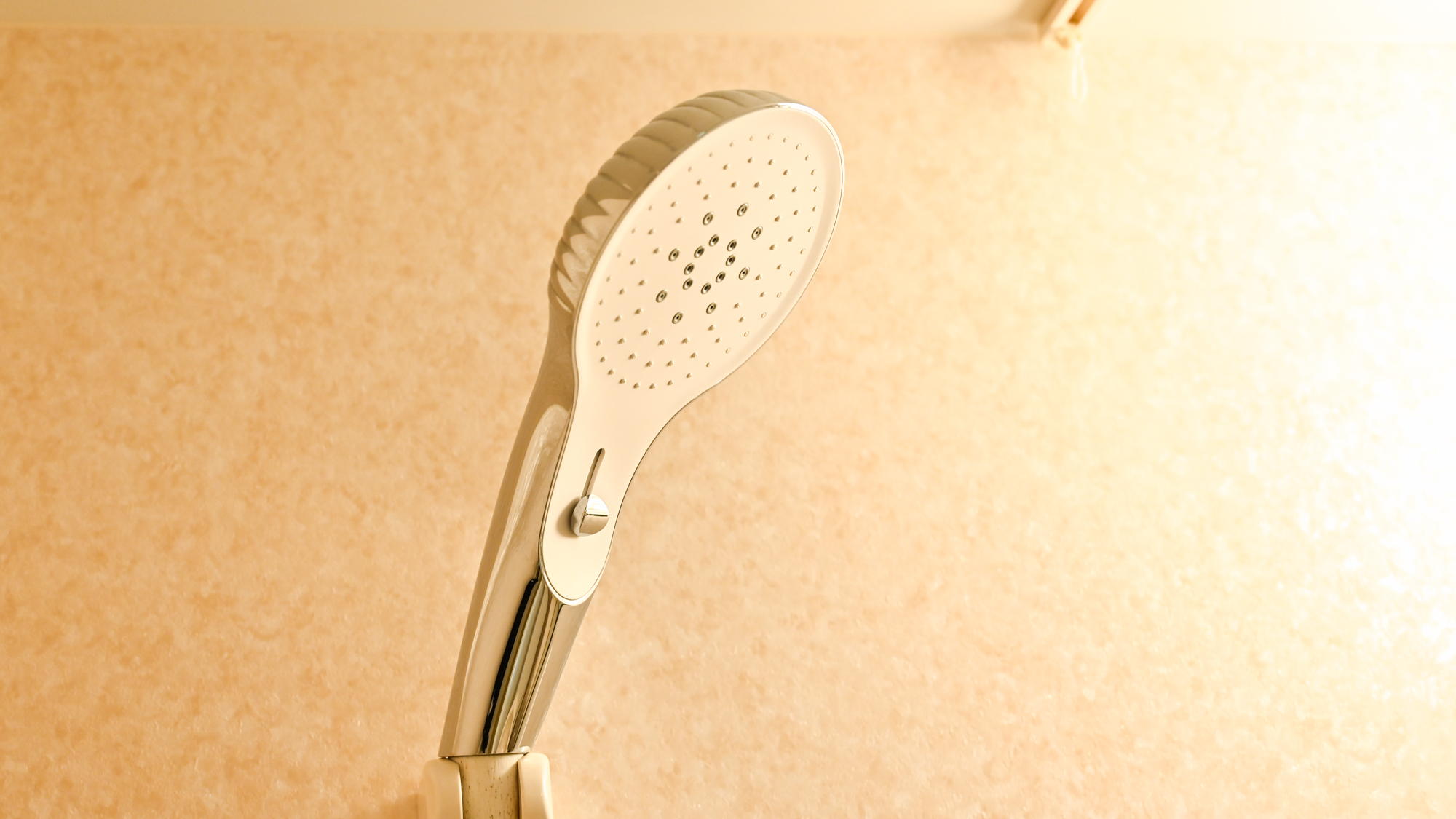 デラックスツインルームのバスルーム。シャワーヘッドはReFaをご用意