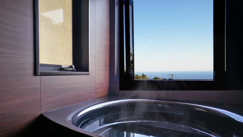 【2F展望客室風呂付き客室】開放的な大窓から相模湾が一望できる客室風呂をご用意。