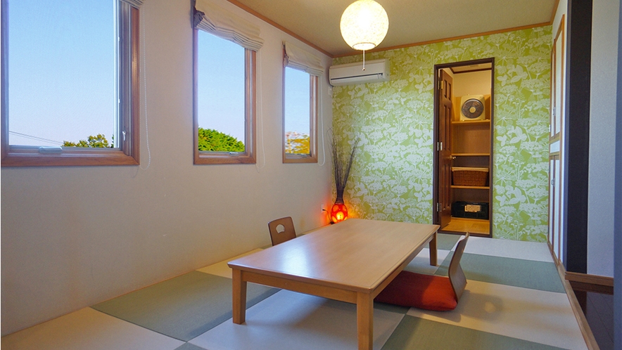 【1F和洋室】20畳以上のゆったり空間。ツインベッドルームと琉球畳の和室付き。