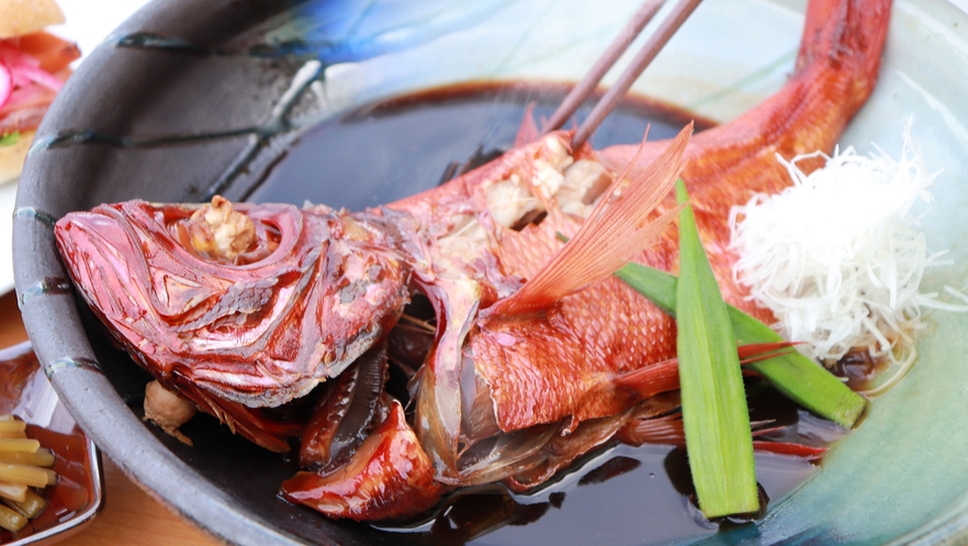 伊豆名物「地金目鯛の煮付け」当館の煮付けは本場中の本場「伊豆　稲取産」の金目鯛のみを使用しています！