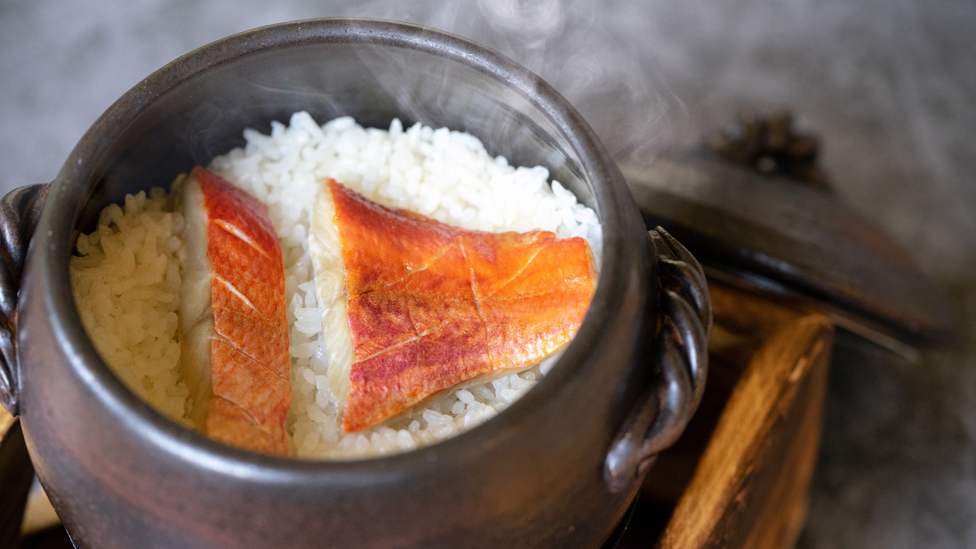 ほかほか炊き立て！金目鯛の旨味がたっぷり染み込んだ人気の釜飯