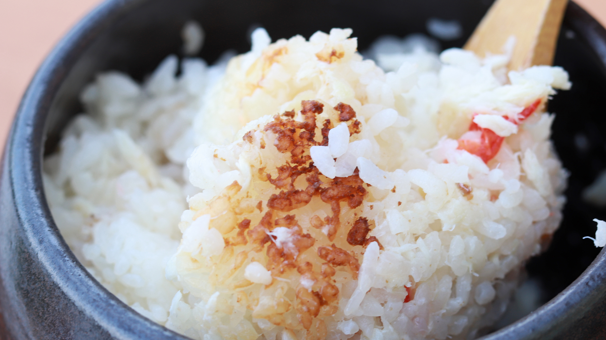 ほかほか炊き立ての金目鯛の釜飯。絶品おこげもあります！