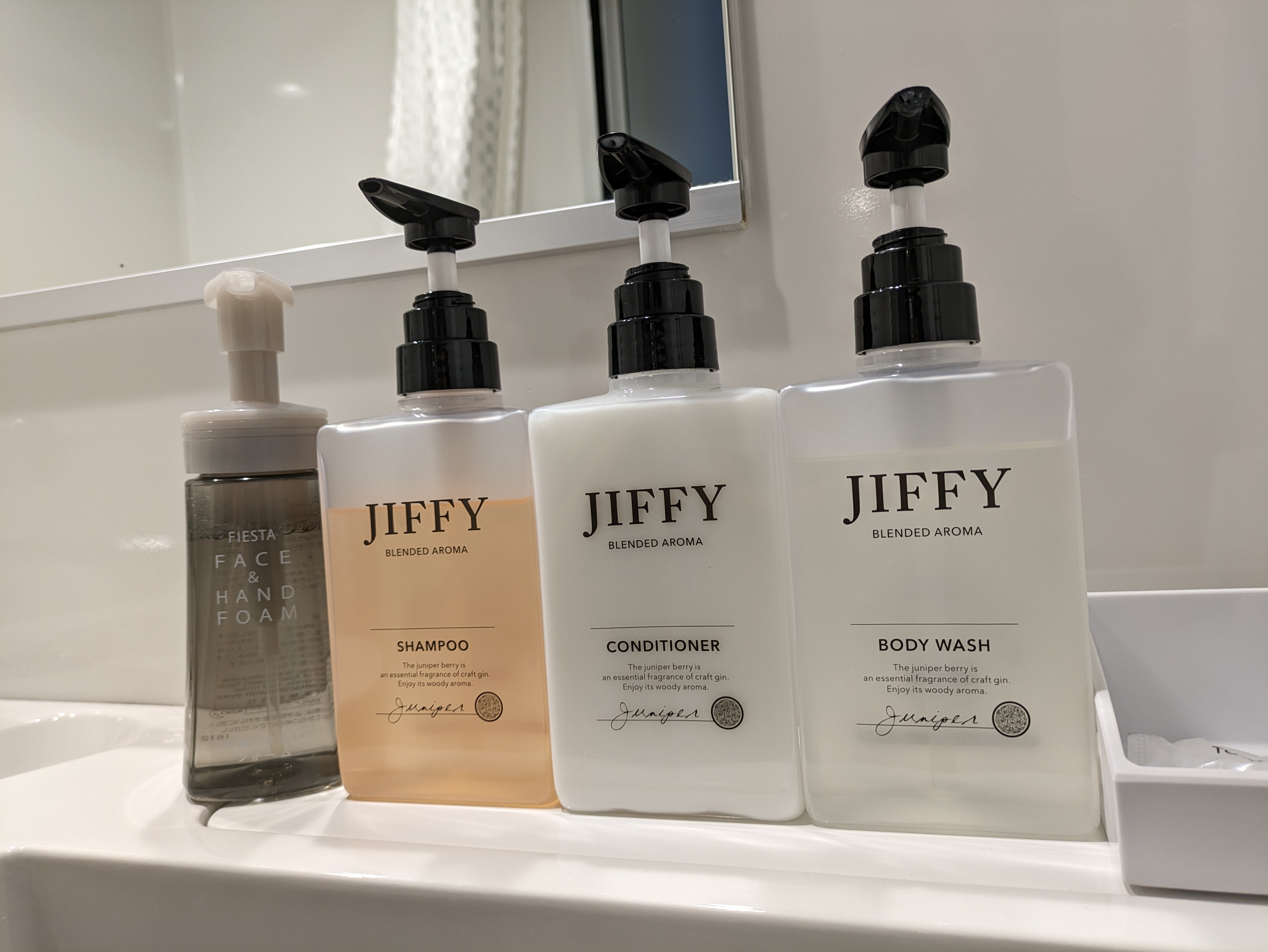 髪や頭皮も含めた全身のトータルスキンケア的新発想からJIFFYは誕生。
ホテルでしか味わえないSomething elseを大切に、JAZZの似合う大人の空間をイメージ。
ミニマルデザインの中にオリジナルの世界観を追求し、カクテルのような華やかで心地よい香りを楽しみながら、髪の仕上がりや全身保湿を万全ケア。
また頭皮のニオイを抑える「インターロッキング香料」も配合し大人の悩みを解消します。
