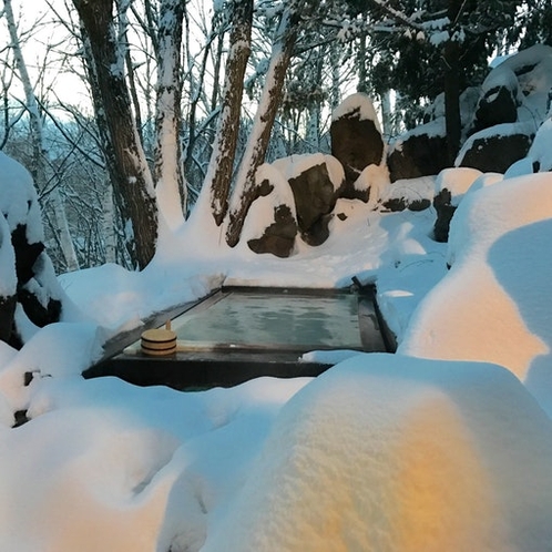 冬は雪に包まれ、雪見の露天風呂へと変貌します。